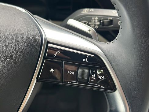 Used 2019 Audi e-tron Prestige w/ Prestige Package AWD/4WD image 18