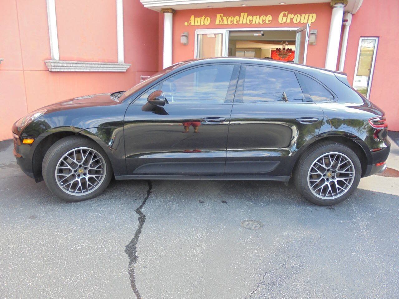 Used 2018 Porsche Macan Sport Edition AWD/4WD image 3