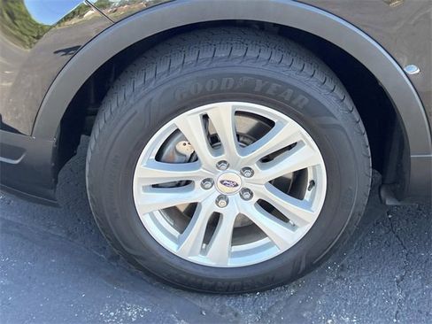 Used 2018 Ford Explorer XLT w/ Equipment Group 202A image 10