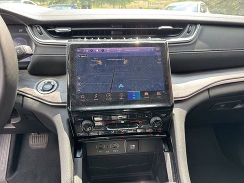 Used 2023 Jeep Grand Cherokee Limited image 35