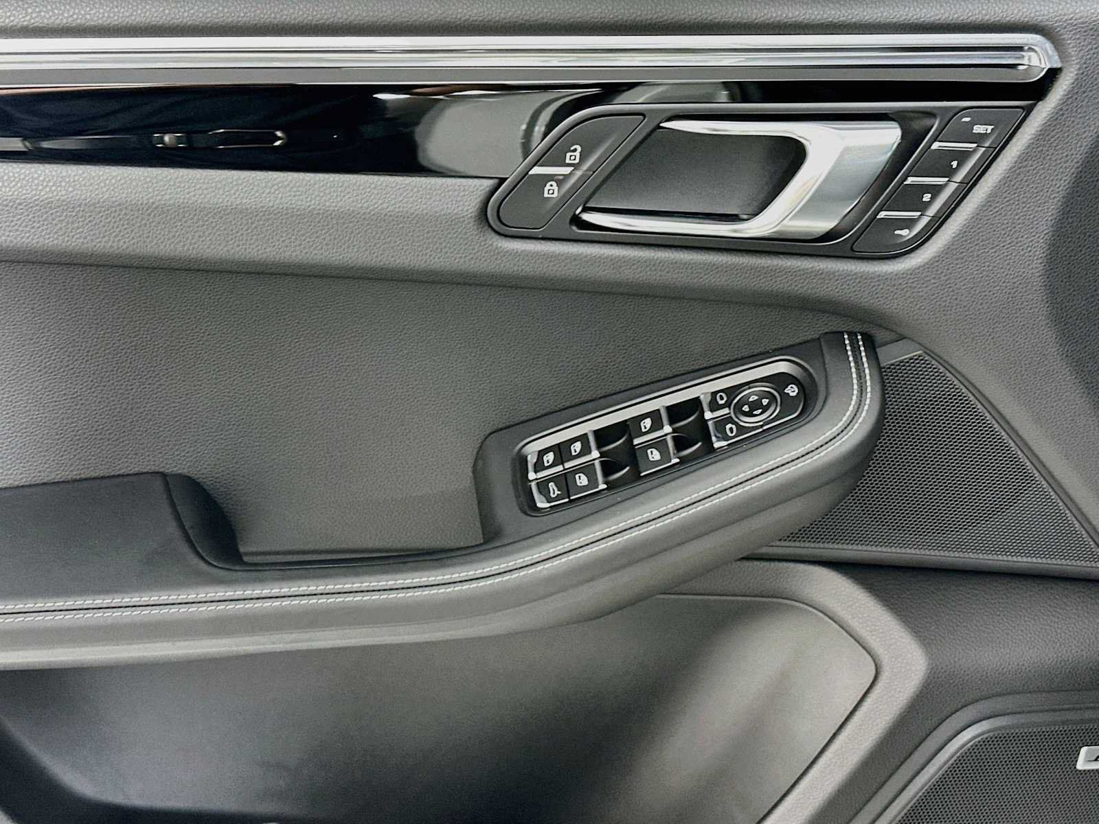 Certified 2025 Porsche Macan AWD/4WD image 11