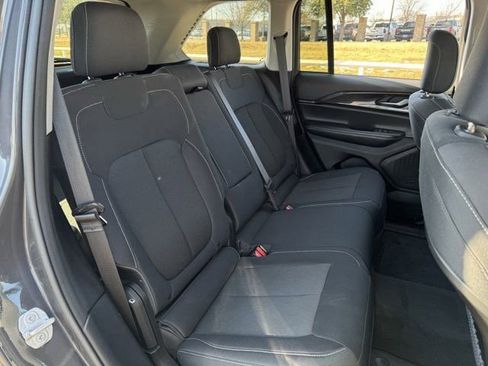 Used 2023 Jeep Grand Cherokee Laredo image 30