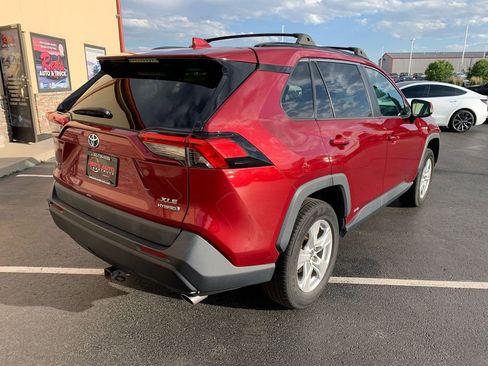 Used 2020 Toyota RAV4 XLE w/ Convenience Package AWD/4WD image 3