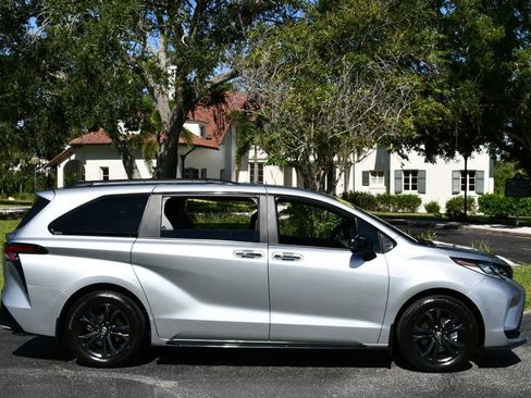 Used 2025 Toyota Sienna XSE image 36