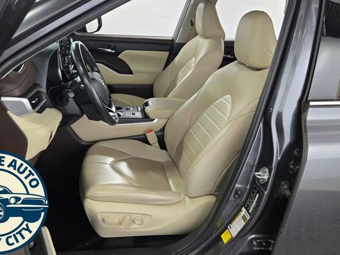 Used 2021 Toyota Highlander XLE image 28