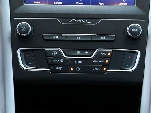 Used 2020 Ford Fusion SE FWD image 28