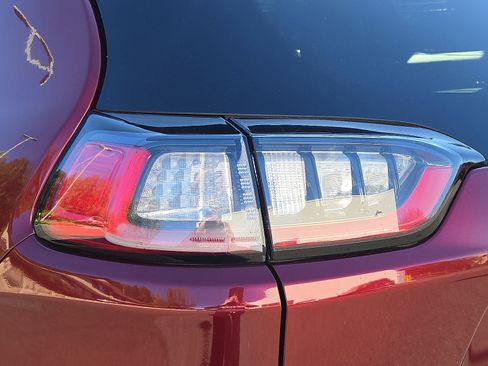 Used 2019 Jeep Cherokee Limited image 10