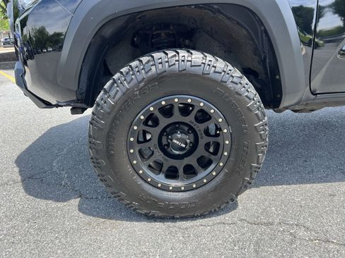 Used 2016 Toyota Tacoma TRD Off-Road AWD/4WD image 12