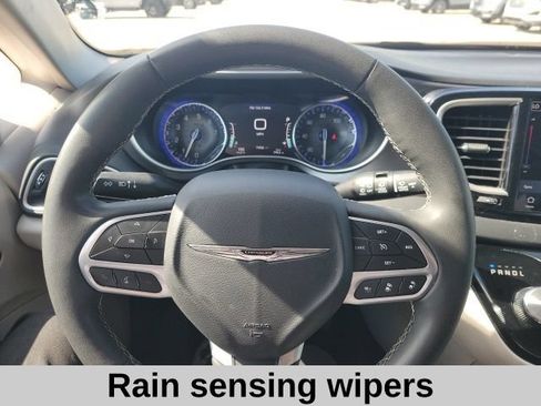 Used 2023 Chrysler Pacifica Touring-L FWD image 14