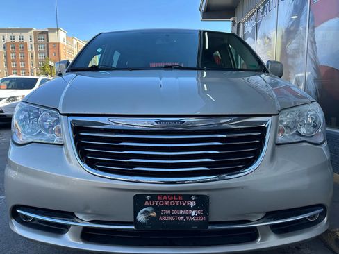 Used 2016 Chrysler Town & Country Touring image 8