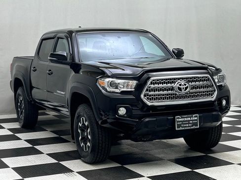 Used 2017 Toyota Tacoma 4x4 Double Cab image 2