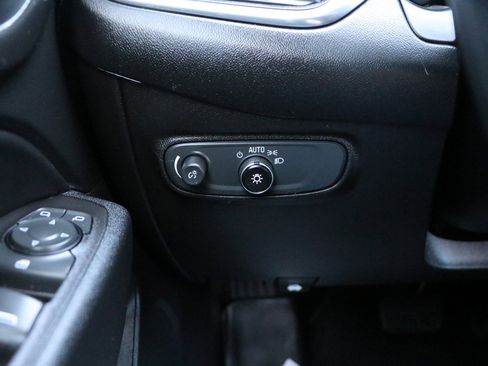 Used 2020 Chevrolet Equinox LT FWD image 12