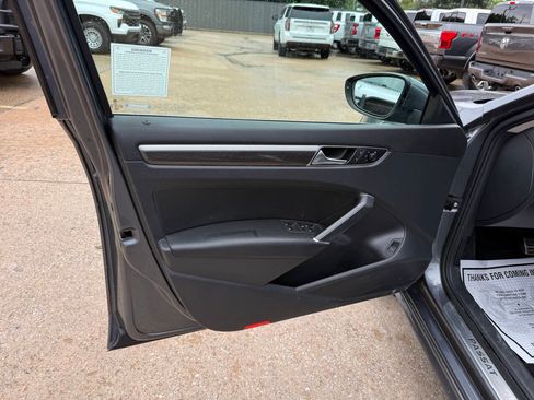 Used 2018 Volkswagen Passat 2.0T SEL Premium FWD image 8