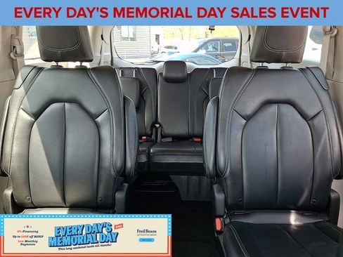 Used 2023 Chrysler Pacifica Touring-L FWD image 19