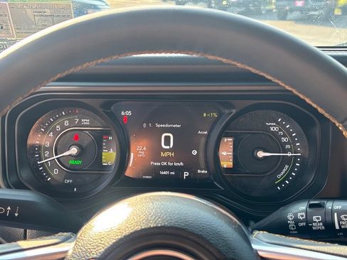 Used 2024 Jeep Wrangler Unlimited Sahara w/ Technology Group AWD/4WD image 19