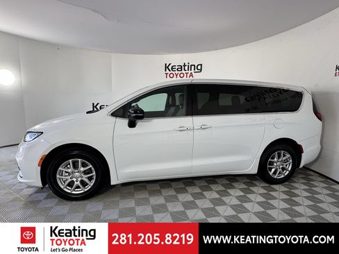 Used 2025 Chrysler Pacifica Select FWD image 8