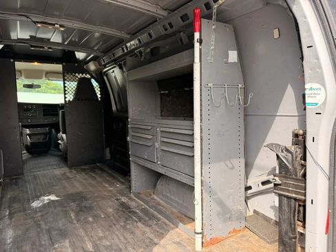 Used 2017 Chevrolet Express 2500 RWD image 22