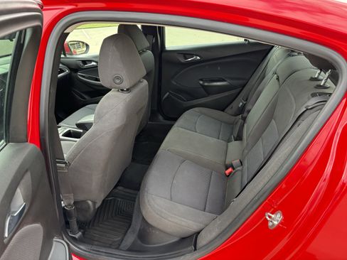 Used 2018 Chevrolet Cruze LT w/ Convenience Package FWD image 9