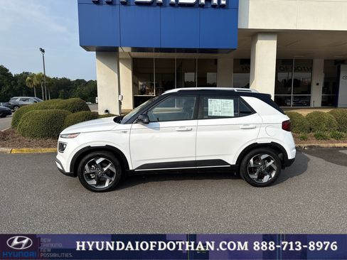 Certified 2022 Hyundai Venue Limited FWD image 2