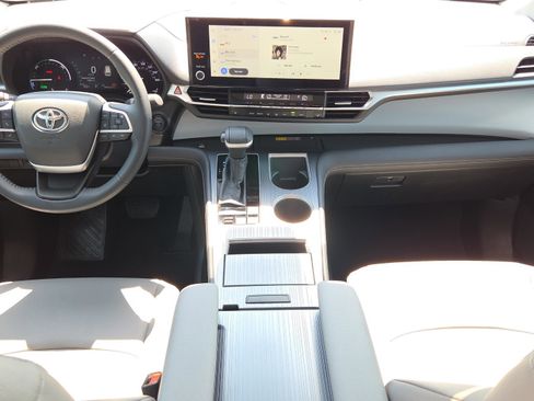 Used 2025 Toyota Sienna XLE image 18