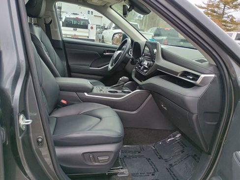 Used 2023 Toyota Highlander XLE AWD/4WD image 14