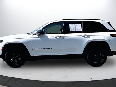 Used 2023 Jeep Grand Cherokee Limited w/ Black Appearance Package AWD/4WD image 5