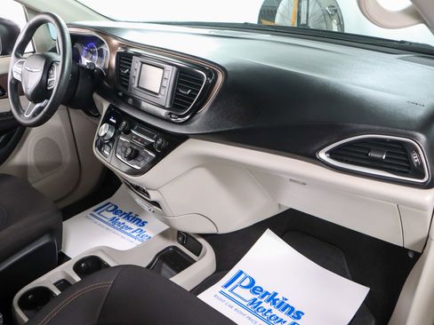 Used 2017 Chrysler Pacifica LX image 26