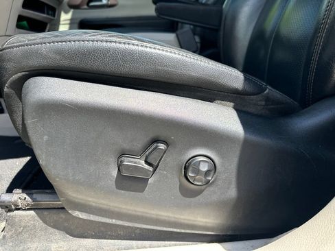 Used 2018 Chrysler Pacifica Touring-L FWD image 16
