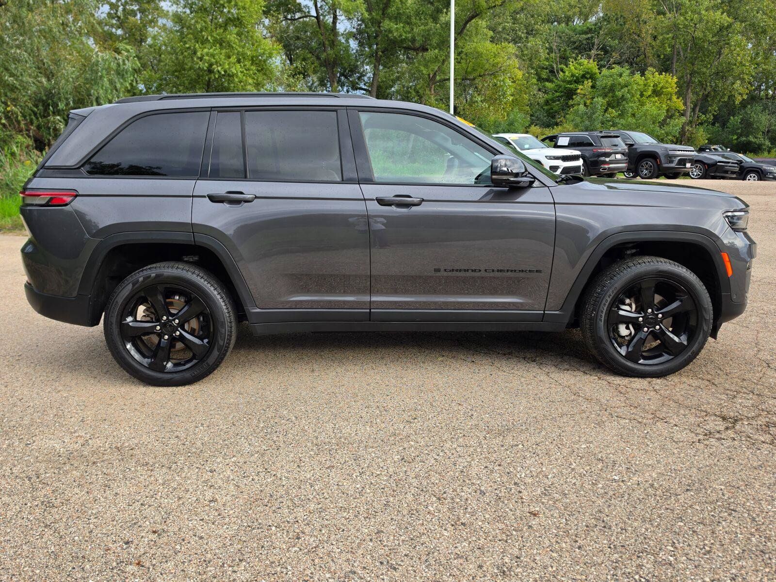 Used 2025 Jeep Grand Cherokee Limited w/ Luxury Tech Group II AWD/4WD image 3