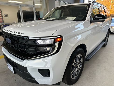 Certified 2025 Ford Expedition Active image 3