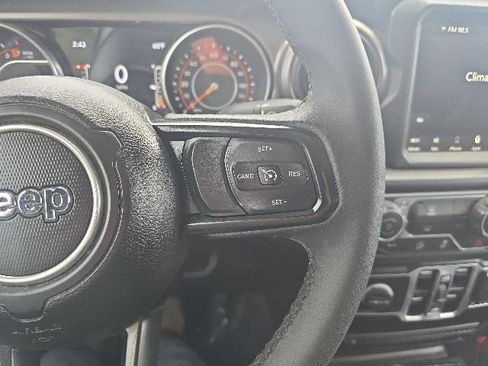 Certified 2023 Jeep Gladiator Sport AWD/4WD image 15