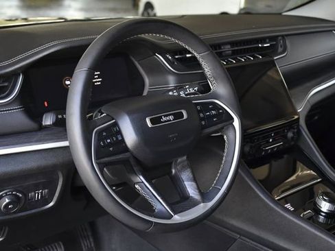 Used 2023 Jeep Grand Cherokee Limited AWD/4WD image 22