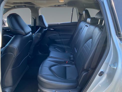 Used 2024 Toyota Highlander XLE FWD image 13