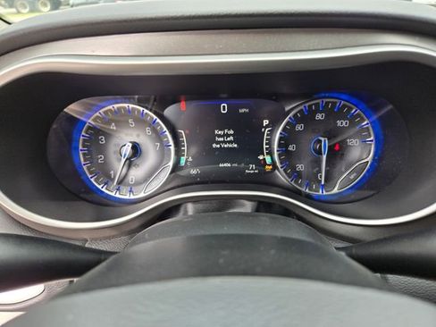 Used 2022 Chrysler Pacifica Touring-L FWD image 29