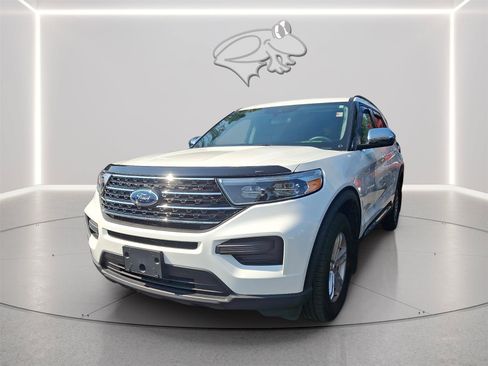 Used 2024 Ford Explorer XLT AWD/4WD image 2