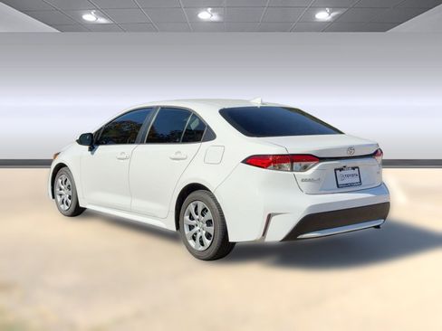 Used 2022 Toyota Corolla LE image 3