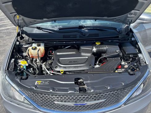 Used 2020 Chrysler Pacifica Touring-L FWD image 21