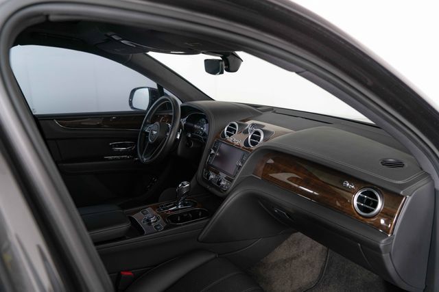 Used 2018 Bentley Bentayga AWD/4WD image 29
