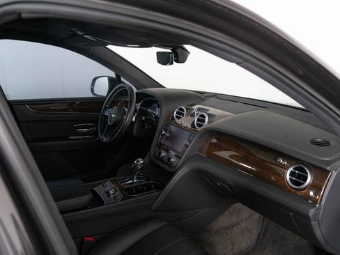 Used 2018 Bentley Bentayga AWD/4WD image 29