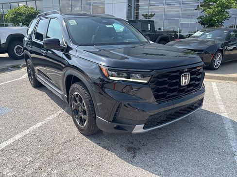 Used 2025 Honda Pilot TrailSport image 7