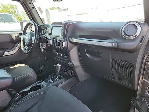 Used 2018 Jeep Wrangler Unlimited Sahara w/ Connectivity Group AWD/4WD image 28