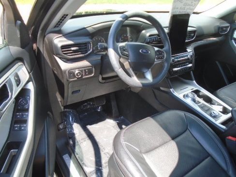 Used 2024 Ford Explorer Limited w/ Limited Technology Package AWD/4WD image 18