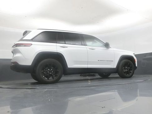 Used 2025 Jeep Grand Cherokee Altitude image 38
