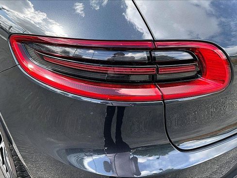 Used 2018 Porsche Macan AWD/4WD image 25