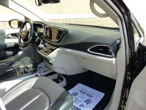 Used 2024 Chrysler Pacifica Touring-L FWD image 36