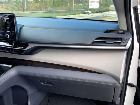 Used 2022 Toyota Sienna XLE image 16