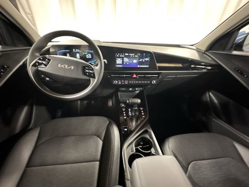 Certified 2025 Kia Niro SX image 12