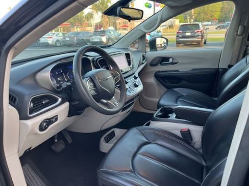 Used 2023 Chrysler Pacifica Touring-L image 6
