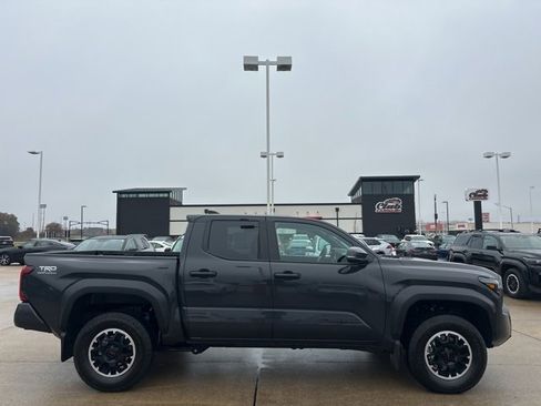 Certified 2025 Toyota Tacoma TRD Off-Road image 3