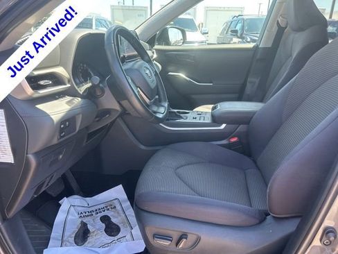 Used 2024 Toyota Highlander LE AWD/4WD image 15